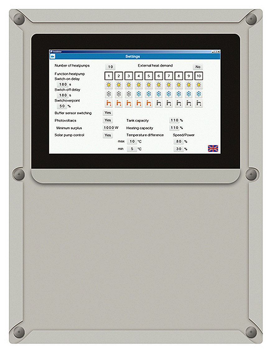 Bedient wird der intelligente Regler &uuml;ber ein benutzerfreundliches Touchdisplay, das alle wichtigen Informationen &uuml;ber die einzelnen W&auml;rmepumpen anzeigt und die Gesamtanlage &uuml;bersichtlich darstellt. 